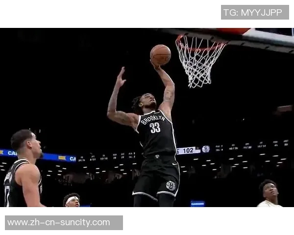 克拉克斯顿今日表现出色11投8中贡献19分7篮板5助攻3盖帽助球队获胜 克拉克斯顿今日表现出色11投8中贡献19分7篮板5助攻3盖帽助球队获胜