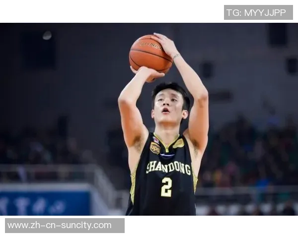 CBA赛场意外瞬间杨瀚森抢篮板时肘击加福德面部引发关注